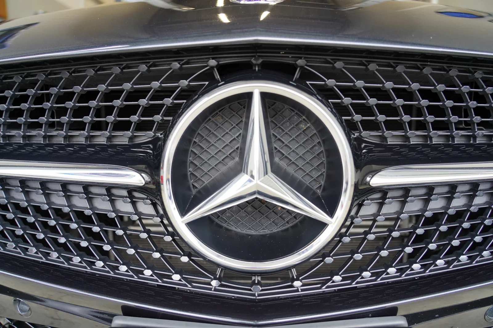 Fahrzeugdetail bei der technischen Prüfung in der Werkstatt