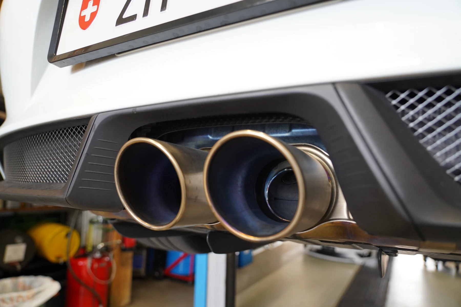 Fahrzeugdetail bei der Kontrolle in der Werkstatt von Sams Automobile