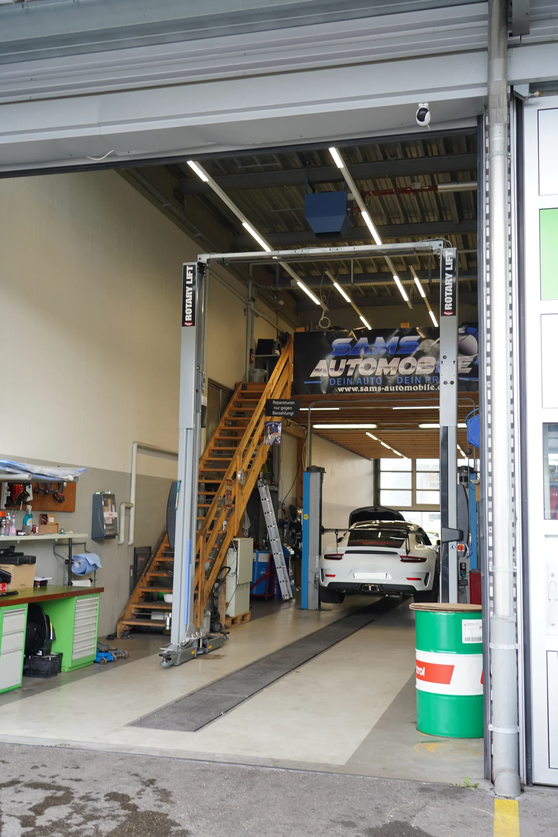 Arbeitsplatz und Hebebühne bei Sams Automobile in Uster