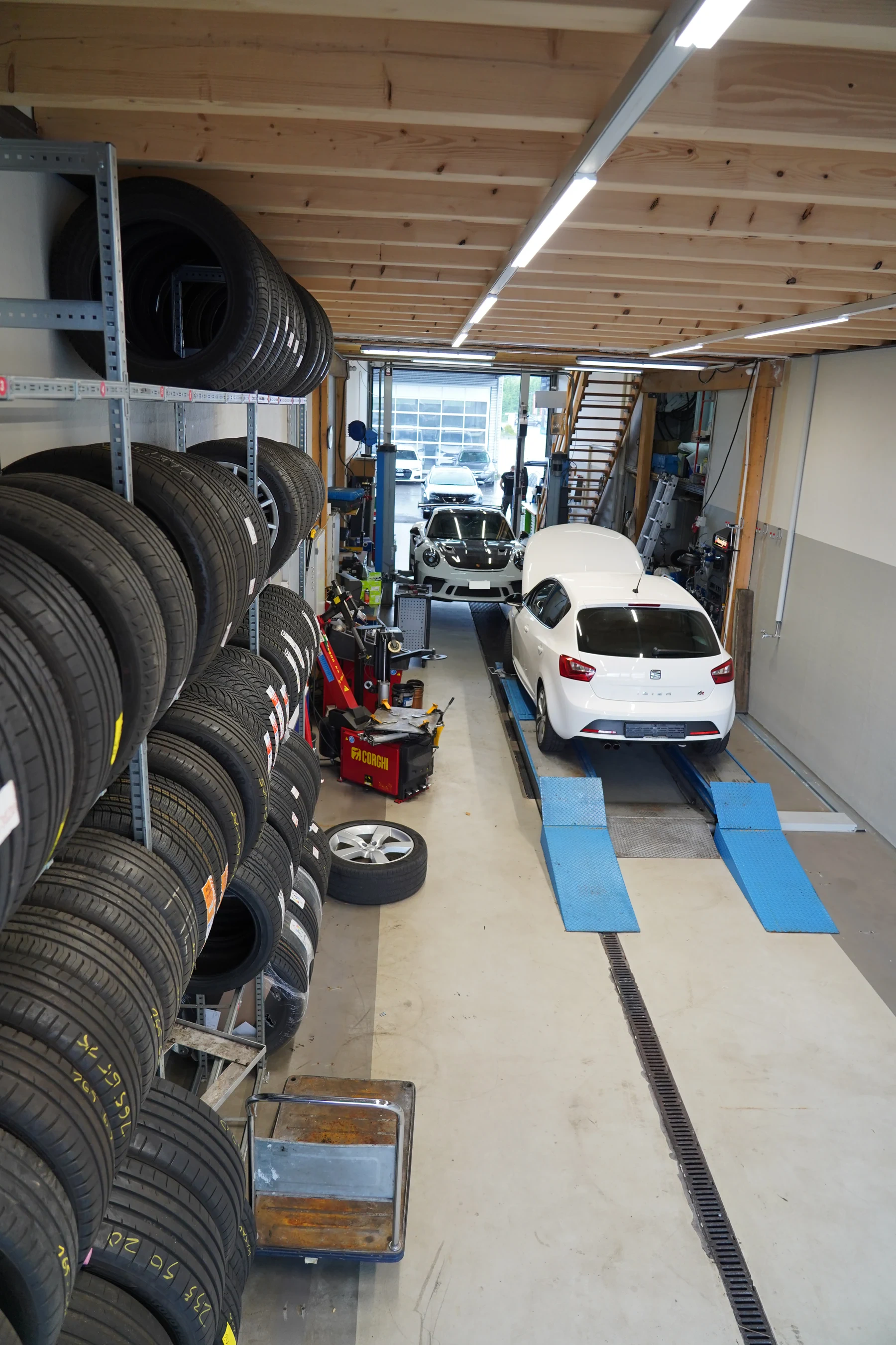 Reifenregale in der Werkstatt von Sams Automobile